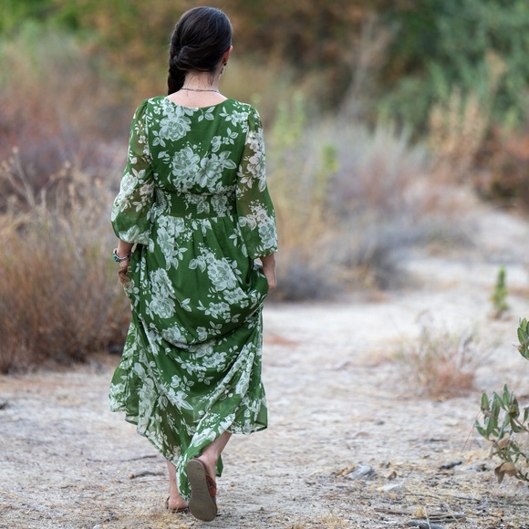 Beautiful Patrons of Peace dress - Picture 4 of 4